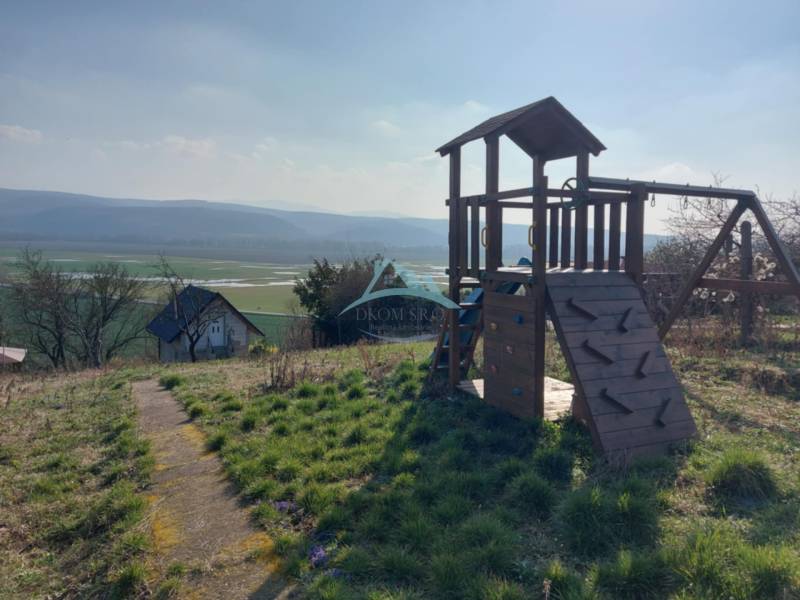 Predám vinicu s chatkou v Šahách – ideálne miesto pre oddych! - Drevené detské ihrisko na kopci pri chate na Tešmakskej ceste v Šahách.