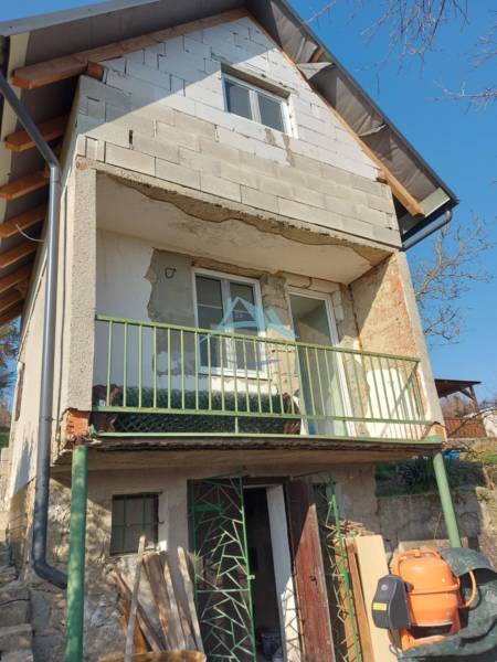 Predám vinicu s chatkou v Šahách – ideálne miesto pre oddych! - Chata na Tešmakej ceste v Šahách s balkónom a neomietnutou fasádou.