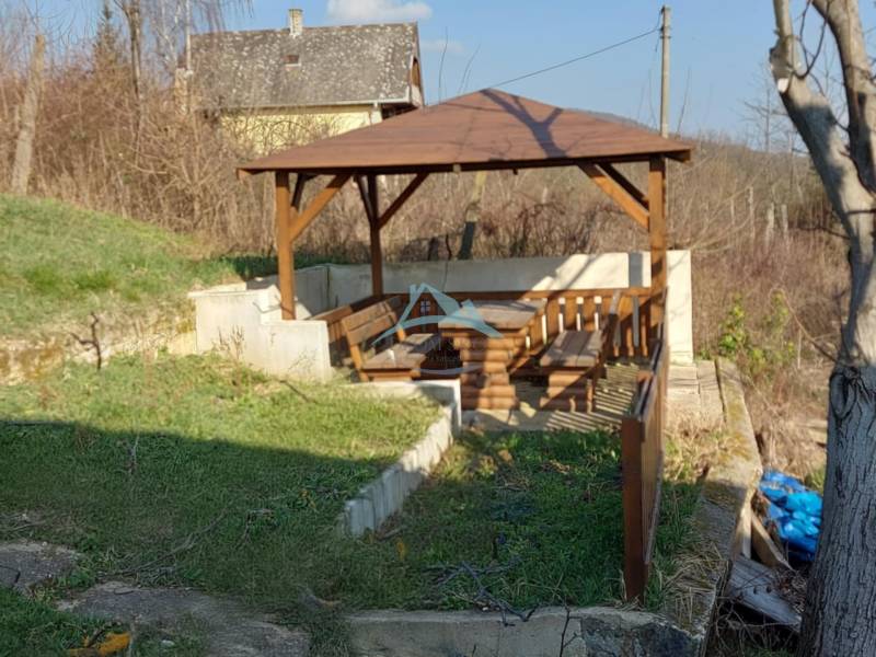 Predám vinicu s chatkou v Šahách – ideálne miesto pre oddych! - Drevená pergola s lavičkou pri chate na Tešmáckej ceste v Šahách.