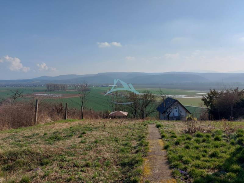 Predám vinicu s chatkou v Šahách – ideálne miesto pre oddych! - Chata na Tešmorskej ceste v Šahách, s výhľadom na polia a kopce.