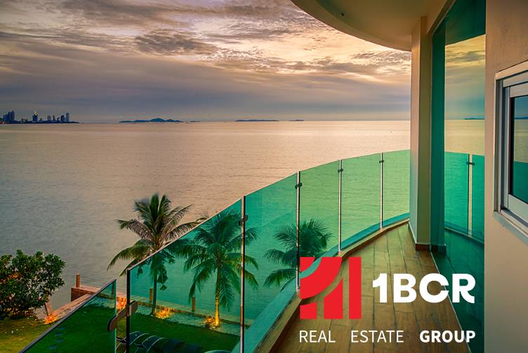 PARADISE OCEAN VIEW PATTAYA - Výstavba bytov pri mori v Pattaye s výhľadom na oceán a palmy.