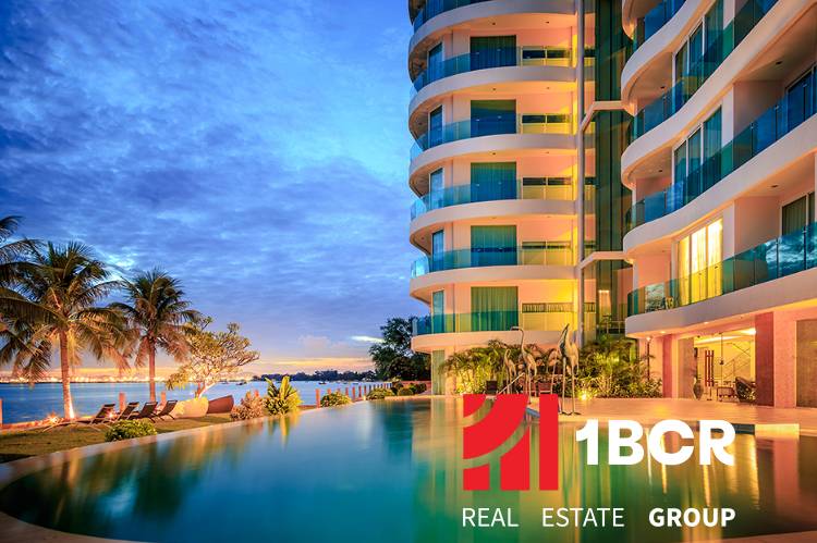 PARADISE OCEAN VIEW PATTAYA - Výstavba bytov v Pattayi pri tropickej zátoke s palmami a bazénom.