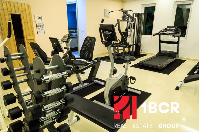 PARADISE OCEAN VIEW PATTAYA - Interiér telocvične s rôznorodým fitness zariadením vo výstavbe bytov.
