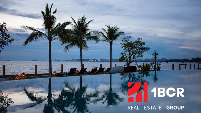 PARADISE OCEAN VIEW PATTAYA - Panoráma mora a bazéna v Pattayi v rámci výstavby bytov s palmami.