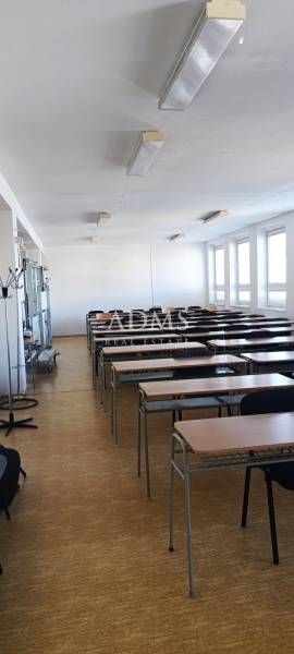 Kancelárske a obchodné priestory pri OC AUPARK - Prázdna učebňa s radmi stolov a stoličiek v kancelárskej budove.