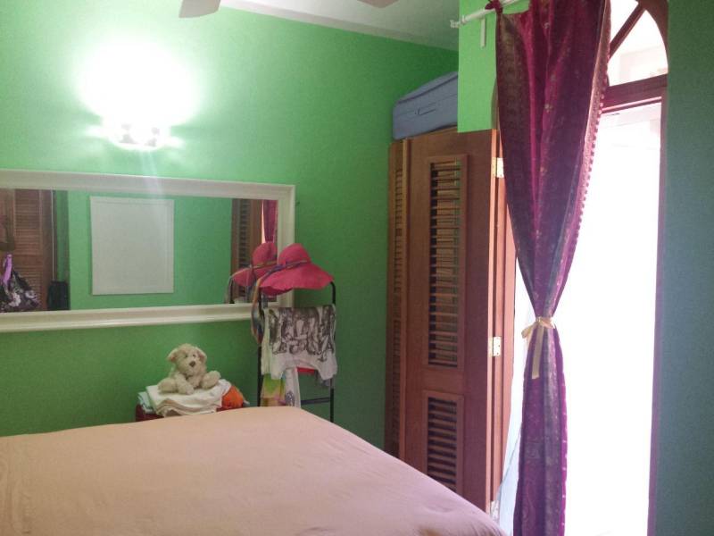Štýlový 2 izb. apartmán pri bazéne Dominikanska Republika - Interiér 2-izbového bytu s farebnými stenami na ulici Avenida Wayne Fuller.