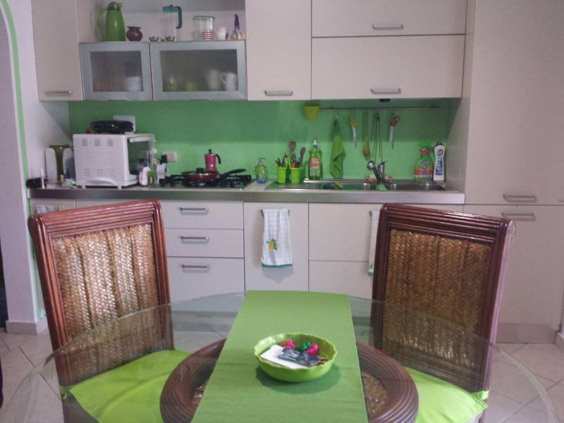Štýlový 2 izb. apartmán pri bazéne Dominikanska Republika - Kuchyňa s drevenými stoličkami v 2-izbovom byte, na ulici Avenida Wayne Fuller.
