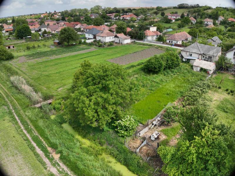 Dulovce - RODINNÝ DOM so 700 m2 POZEMKOM - Rodinné domy v Dulovciach obklopené zeleňou, záhradami a poľami.