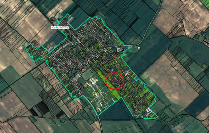 Dulovce - RODINNÝ DOM so 700 m2 POZEMKOM - Letecká mapa obce Dulovce, zvýraznený pozemok s okolitými ulicami a poľami.