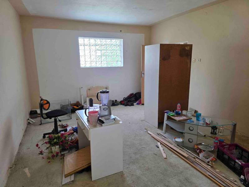Dulovce - RODINNÝ DOM so 700 m2 POZEMKOM - Neporiadok v miestnosti s nábytkom, kancelárskou stoličkou a kávovým stolíkom v rodinnom dome.