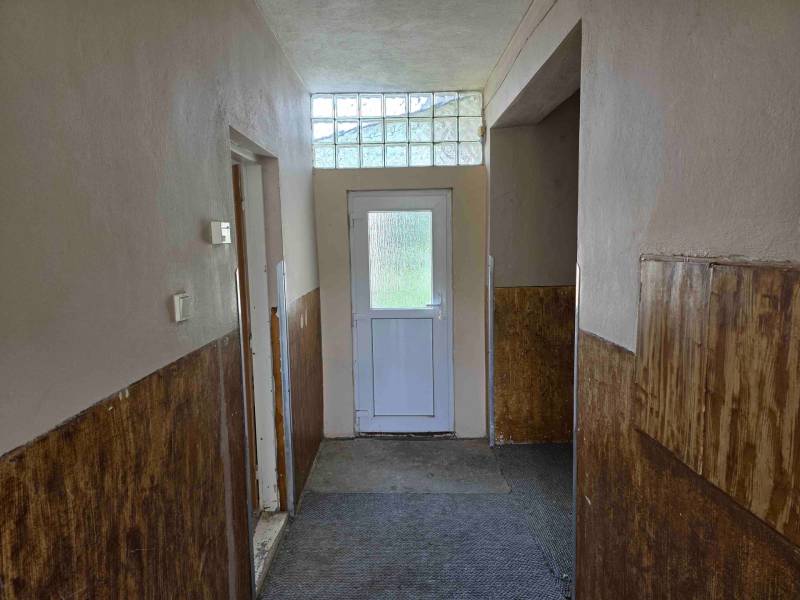 Dulovce - RODINNÝ DOM so 700 m2 POZEMKOM - Chodba so svetlíkom a dverami v rodinnom dome.
