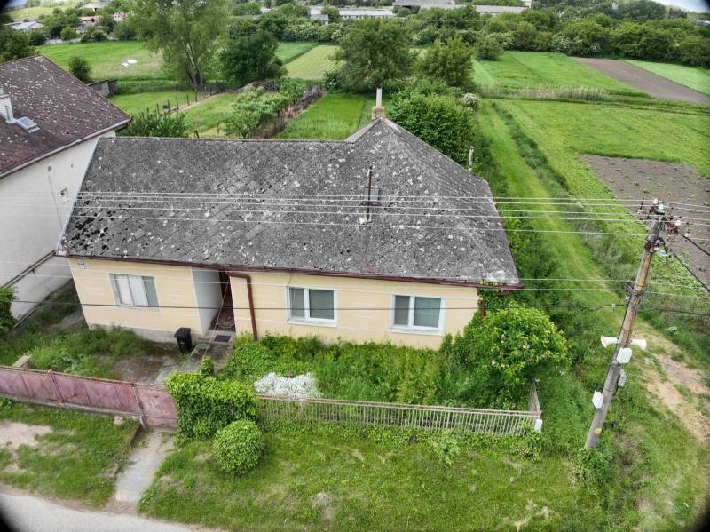 Dulovce - RODINNÝ DOM so 700 m2 POZEMKOM - Rodinný dom v Dulovciach s vidieckym pozemkom a záhradou, obklopený prírodou.