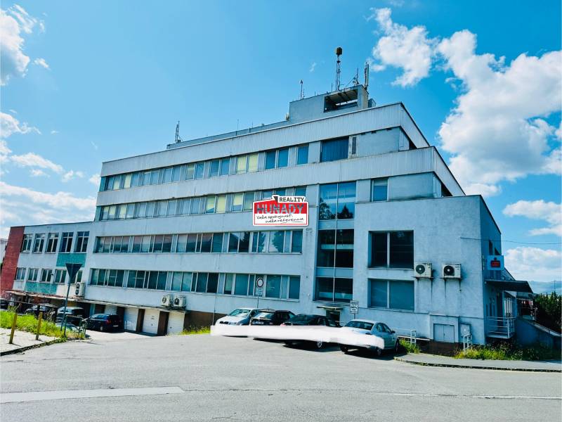 (16 m²) GARÁŽ NA PRENÁJOM V CENTRE - Budova s viacerými podlažiami a autami na Štefánikovom námestí, Spišská Nová Ves, garáže.
