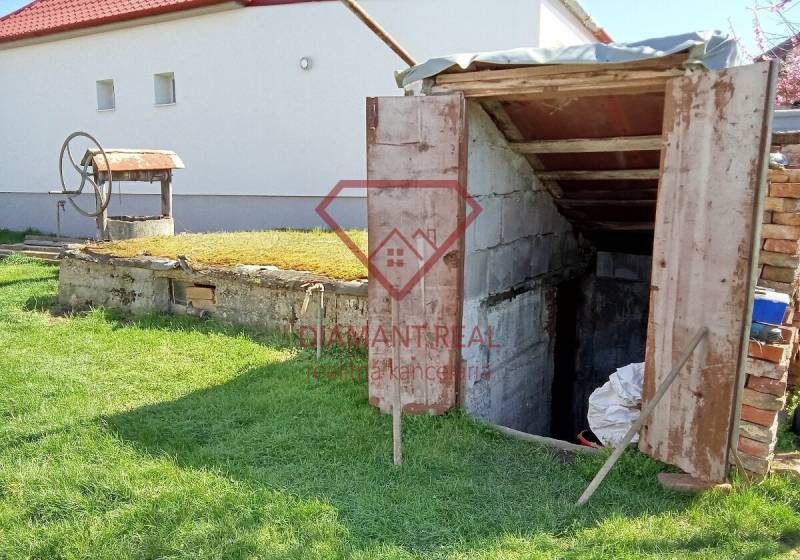 Na predaj stavebný pozemok 3655 m2 Zemianske Sady okr. Galanta  - Studňa a pivnica pri rodinnom dome na ulici Zemianska, Zemianske Sady.