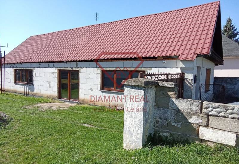 Na predaj stavebný pozemok 3655 m2 Zemianske Sady okr. Galanta  - Rodinný dom na Zemianskej ulici v Zemianskych Sadoch s červenou plechovou strechou.