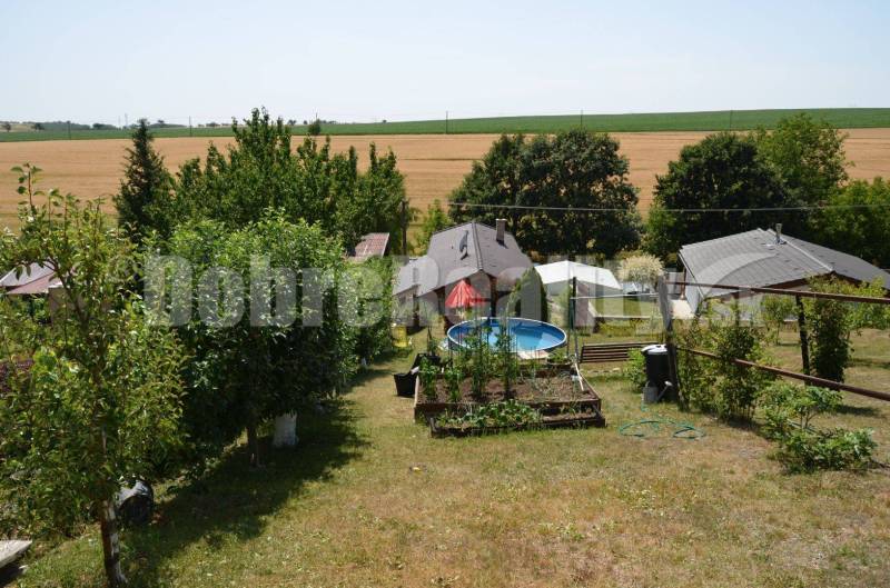 Pokojné bývanie v prírode – celoročne obývateľná chata po rekonštrukci - Chata v Leviciach na ulici Čankov s bazénom a záhradou obklopenou stromami.