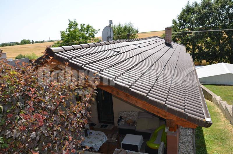Pokojné bývanie v prírode – celoročne obývateľná chata po rekonštrukci - Chata s terasou v uličke čankov v Leviciach obklopená zeleňou a poľami.