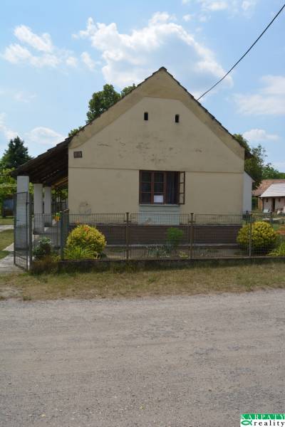Chalúpka v typickom štýle Záhoria, pod starou lipou! - Rodinný dom v Borskom Svätom Jure s oplotenou záhradou a bielou fasádou.