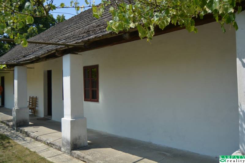 Chalúpka v typickom štýle Záhoria, pod starou lipou! - Tradičný rodinný dom so stĺpovou verandou v Borskom Svätom Jure.