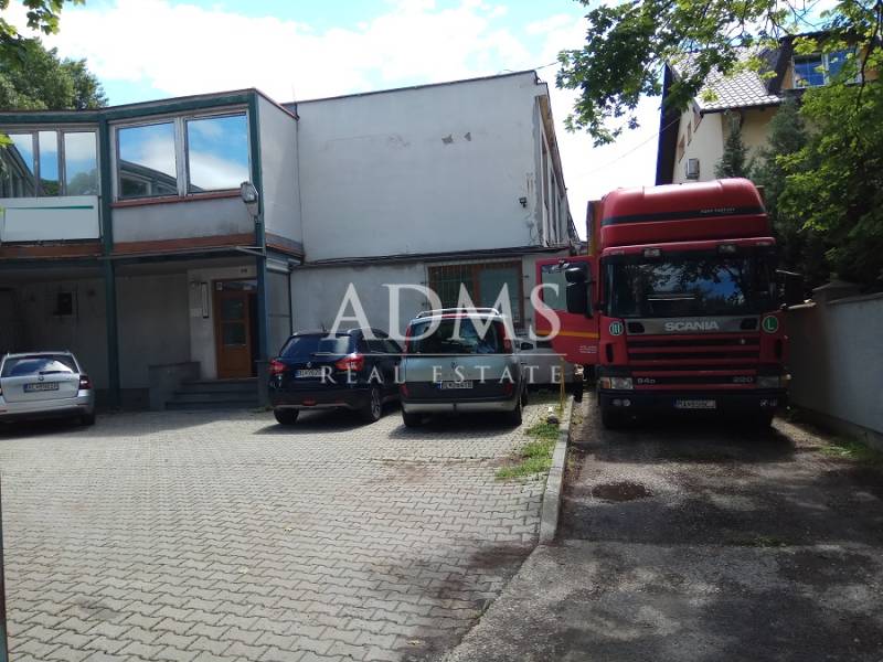 Administratívno-skladová budova Bratislava - Trnávka - Parkovisko pri výrobných priestoroch na Beckovskej ulici v Bratislave - Ružinove.