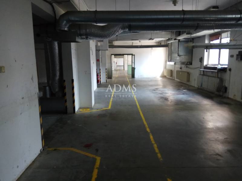 Administratívno-skladová budova Bratislava - Trnávka - Priemyselná hala s ventilačnými rúrami a značením podlahy vo výrobných priestoroch.