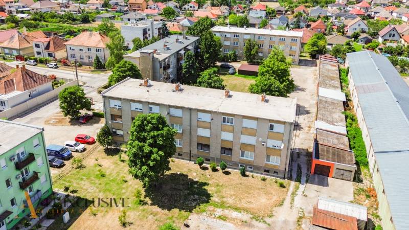 NA PREDAJ ZREKONŠ. 2-IZBOVÝ BYT S BALKÓNOM, GABČÍKOVO - Letecký pohľad na obytné budovy a okolie v Gabčíkove, vhodné na 2-izbový byt.