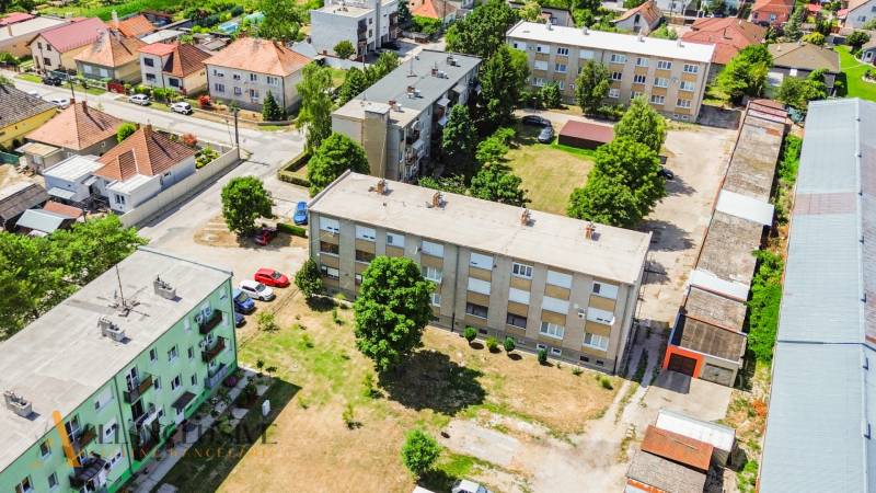 NA PREDAJ ZREKONŠ. 2-IZBOVÝ BYT S BALKÓNOM, GABČÍKOVO - Letecký pohľad na obytné budovy a okolie v Gabčíkove s 2-izbovými bytmi.