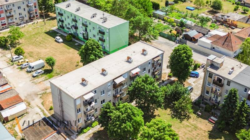 NA PREDAJ ZREKONŠ. 2-IZBOVÝ BYT S BALKÓNOM, GABČÍKOVO - Letecký pohľad na bytové domy a zeleň v Gabčíkove, vhodné pre 2-izbový byt.
