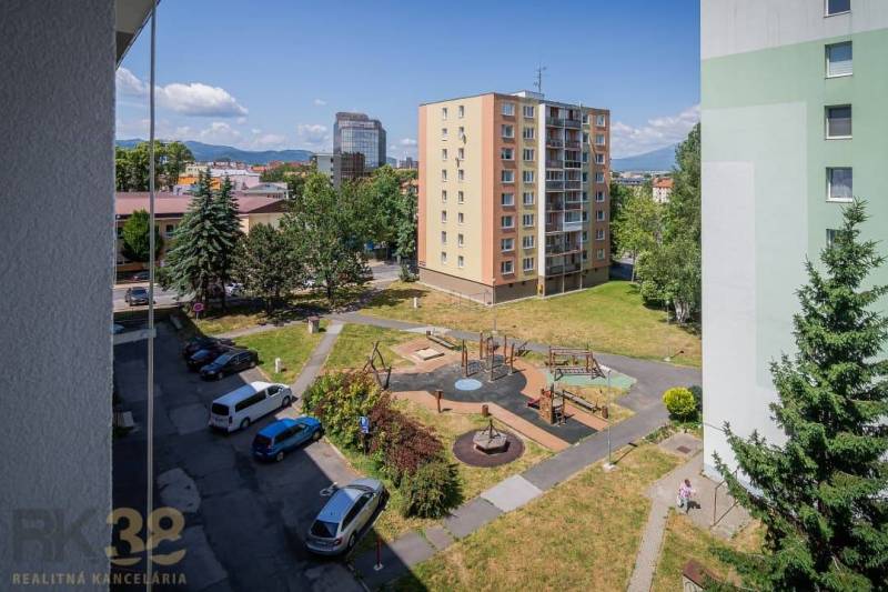 Na predaj 3-izbový byt v skvelej lokalite v centre mesta Poprad - Pohľad z 3-izbového bytu na Levočskej ulici v Poprade s ihriskom a parkovaním.