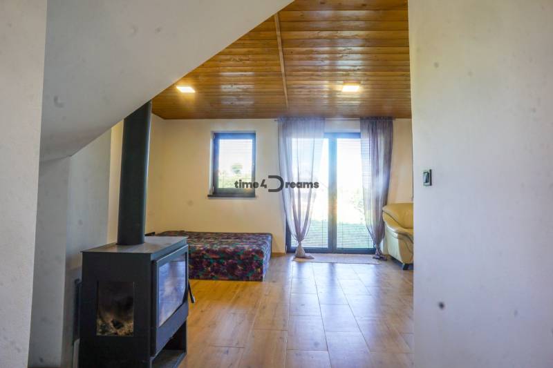 NA PREDAJ 4 izbový rodinný dom vo Veľkej Lehote 1,5km od SKI Drozdovo - Interiér rodinného domu na ulici Veľká Lehota s krbom a dreveným stropom.