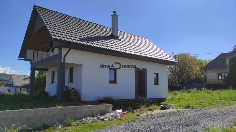 NA PREDAJ 4 izbový rodinný dom vo Veľkej Lehote 1,5km od SKI Drozdovo - Rodinný dom na ulici Veľká Lehota, so šikmou strechou a balkónom, obklopený prírodou.