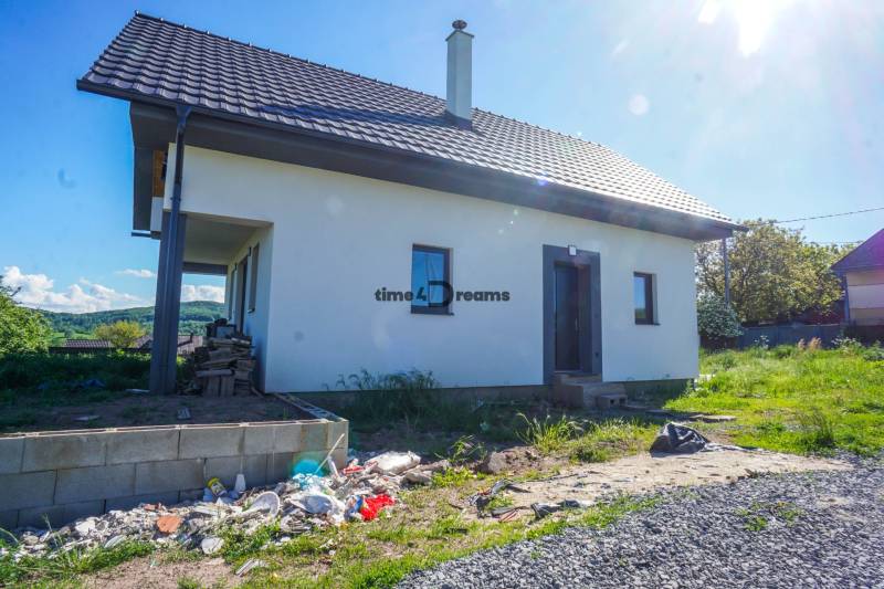 NA PREDAJ 4 izbový rodinný dom vo Veľkej Lehote 1,5km od SKI Drozdovo - Rodinný dom na ulici Veľká Lehota, vedľa neho neporiadok a príroda v pozadí.