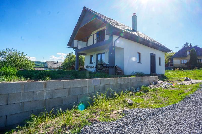 NA PREDAJ 4 izbový rodinný dom vo Veľkej Lehote 1,5km od SKI Drozdovo - Na ulici Veľká Lehota stojí rodinný dom s verandou a šikmou strechou.