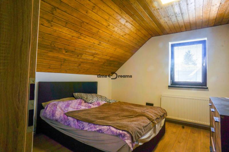 NA PREDAJ 4 izbový rodinný dom vo Veľkej Lehote 1,5km od SKI Drozdovo - Podkrovná izba s dreveným stropom na ulici Veľká Lehota v rodinnom dome.