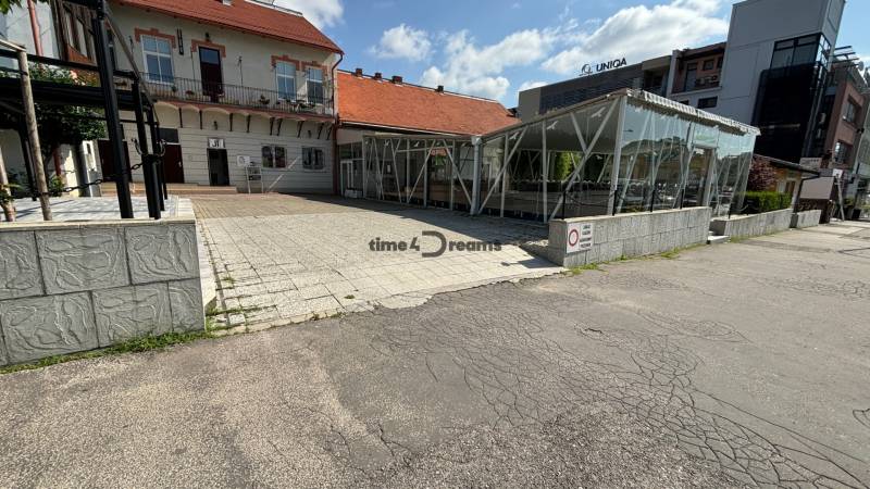 ODSTÚPENIE REŠTAURÁCIE v Nitre - Priestranná terasa pred budovou s gastro priestory, krytie sklenenou konštrukciou, ideálna na relax.