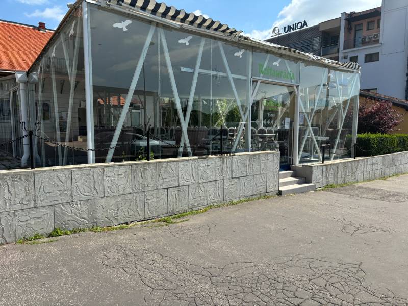 ODSTÚPENIE REŠTAURÁCIE v Nitre - Reštaurácia so sklenenou terasou ponúka príjemné gastro priestory pri hlavnej ulici.