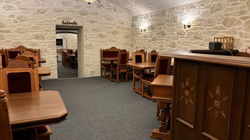 ODSTÚPENIE REŠTAURÁCIE v Nitre - Reštaurácia s historickým nádychom, dreveným nábytkom a gastro priestormi, ponúka príjemnú atmosféru.