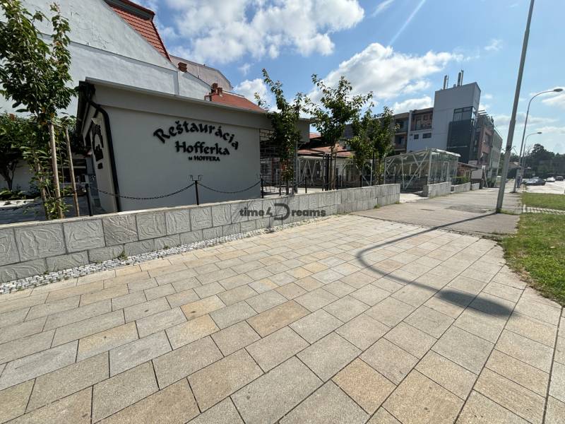 ODSTÚPENIE REŠTAURÁCIE v Nitre - Exteriér reštaurácie Hofferká s gastro priestormi, dlažbou a zeleňou.