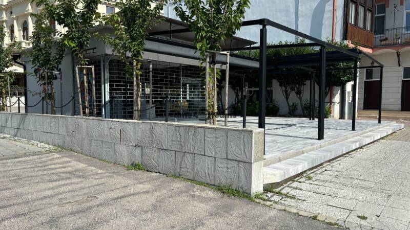 ODSTÚPENIE REŠTAURÁCIE v Nitre - Vonku s konštrukciou, zámková dlažba, stromy, vhodné pre gastro priestory, tienisté prostredie.