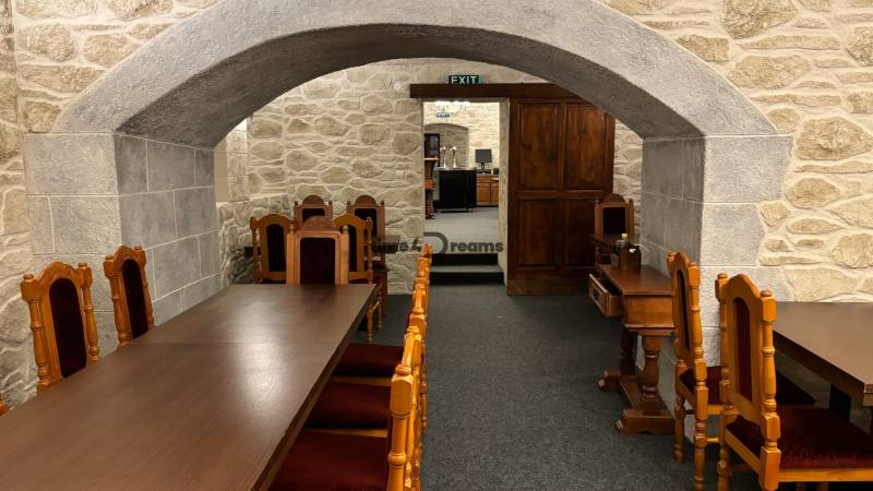 ODSTÚPENIE REŠTAURÁCIE v Nitre - Kamenné steny, drevené stoly a gastro priestory s rustikálnym nábytkom v interiéri.