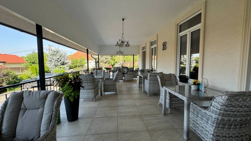NA PREDAJ hotel s reštauráciou - Veranda s pohodlným ratanovým nábytkom, hotely a penzióny, výhľad na zeleň a strechy.