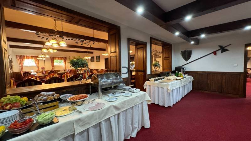 NA PREDAJ hotel s reštauráciou - Bufetový stôl s bohatou ponukou jedla a nápojov, hotely a penzióny.