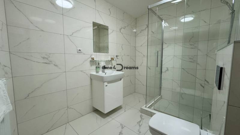 NA PREDAJ hotel s reštauráciou - Kúpeľňa so sprchovým kútom, umývadlom a toaletou. Vhodné pre hotely a penzióny.
