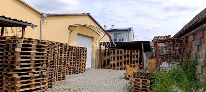 Výrobno - skladové priestory Ilava - Sklady a haly v Ilave na ulici Kpt. Nálepku s paletami uskladnenými na dvore.