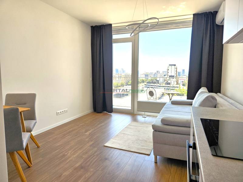 PRENÁJOM- 1i byt, klima, parking, loggia,Olivia Residence, Rožňavska - Svetlý 1-izbový byt s veľkými oknami, výhľad na mesto, drevená podlaha.