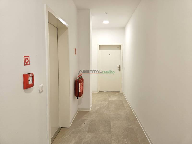 PRENÁJOM- 1i byt, klima, parking, loggia,Olivia Residence, Rožňavska - Chodba v bytovom dome s výťahom a hasiacim prístrojom.