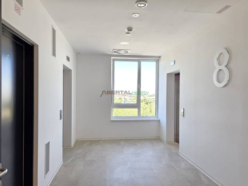 PRENÁJOM- 1i byt, klima, parking, loggia,Olivia Residence, Rožňavska - Chodba s výťahom a veľkým oknom v 1-izbovom byte.