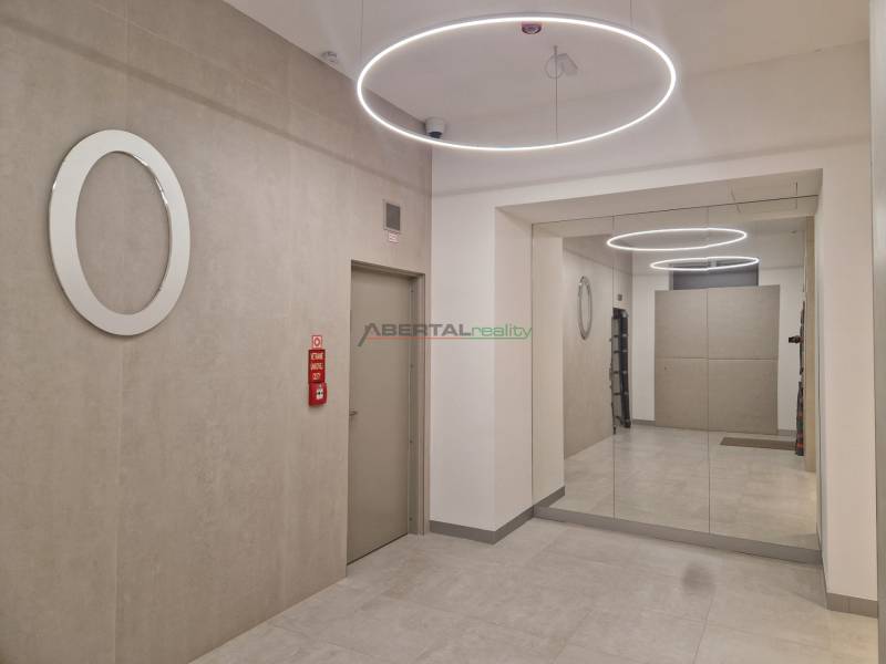 PRENÁJOM- 1i byt, klima, parking, loggia,Olivia Residence, Rožňavska - Chodba s kruhovým osvetlením a veľkým zrkadlom v 1-izbovom byte.