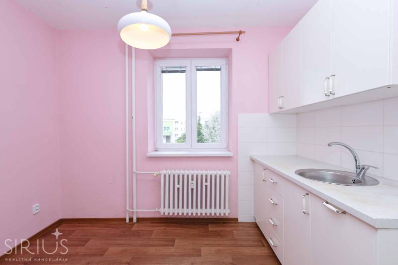 BÝVANIE NA HRADOM KOPCI - 3i byt, 90 m2 s balkónom, SVETLÁ ulica - Kuchyňa v 3-izbovom byte s bledoružovými stenami a bielymi skrinkami.