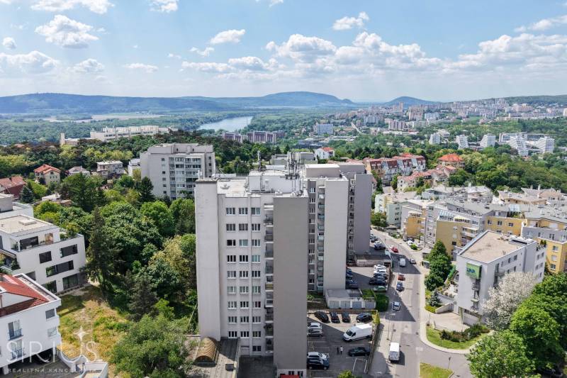 BÝVANIE NA HRADOM KOPCI - 3i byt, 90 m2 s balkónom, SVETLÁ ulica - Výhľad na obytné budovy so zeleňou v mestskej časti Bratislava - Staré Mesto.